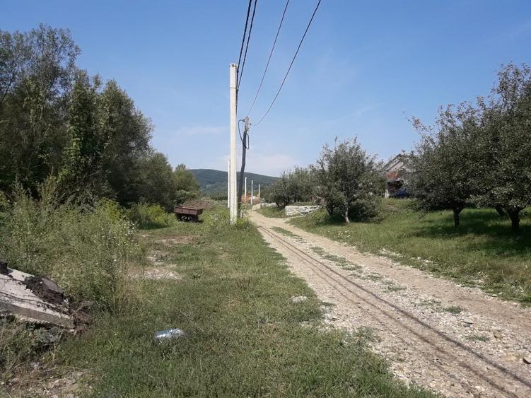 85 ari teren extravilan, intre case, la limita intravilanului Zona Valea Rusului