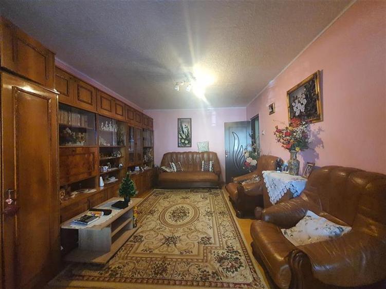 Apartament 3 camere decomandate de vanzare str. Republicii parter