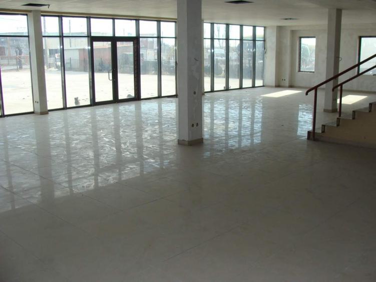 Spatiu comercial in suprafata de 1400 mp si teren 5000 mp.