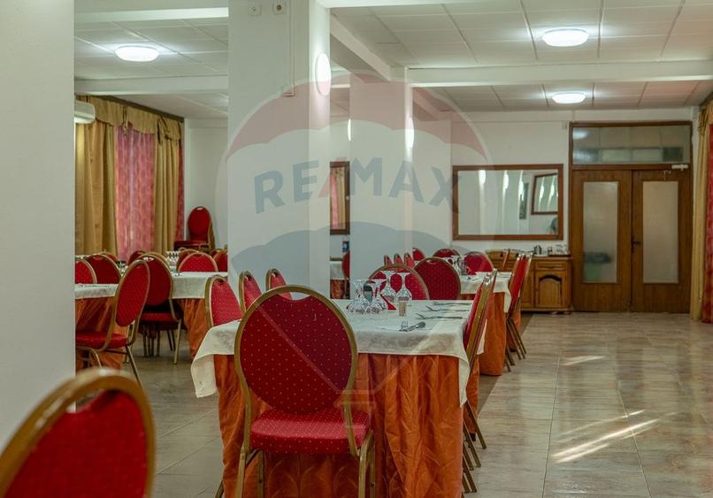 Hotel de vanzare la cateva minute de Podul Mogosoaia