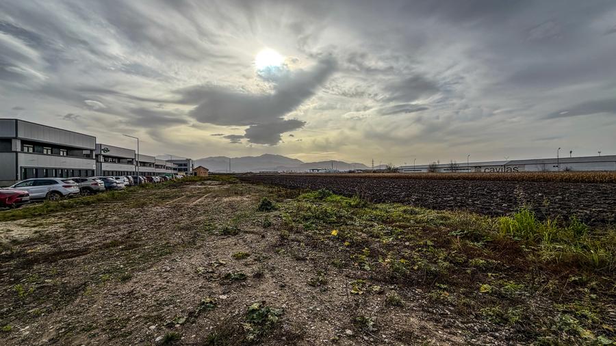 Teren industrial, intravilan, cu utilitati, Stupini, 11.600 mp