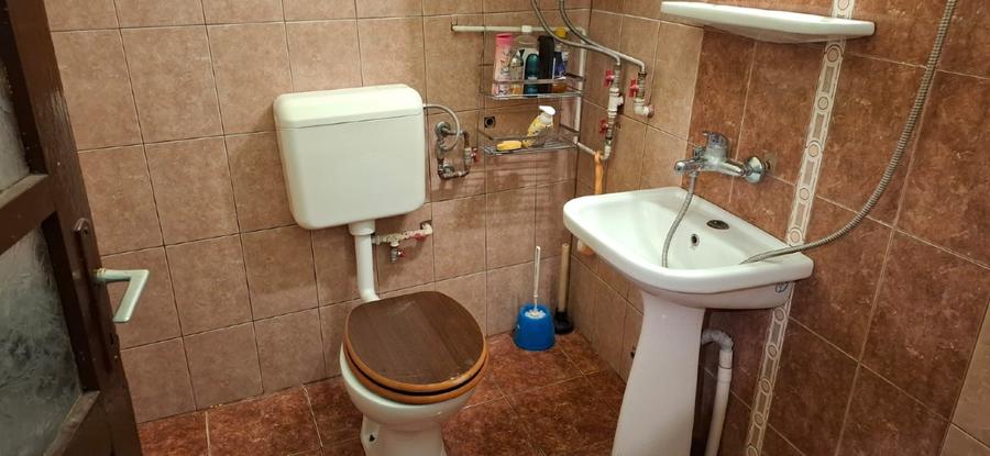Vînd casă la Comloșu Mare.