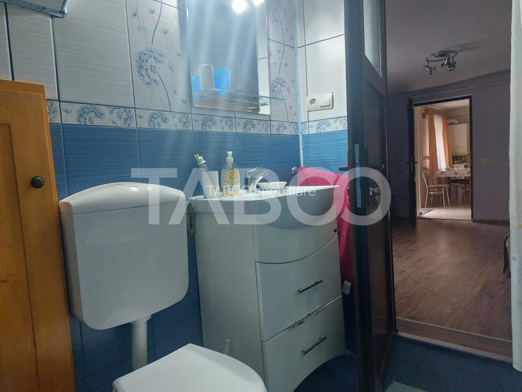 Casa in zona centrala 5 camere 2 bucatarii 3 bai curte comuna Cisnadie