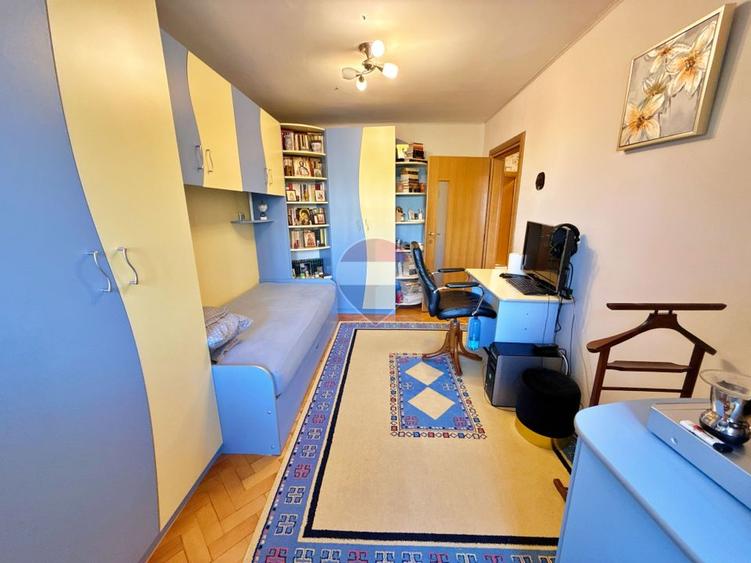 Apartament decomandat cu 3 camere, 2 balcoane și boxă