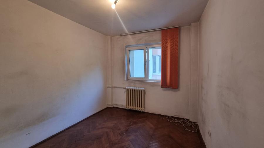 4 camere // vedere spate // Carol X Mosilor