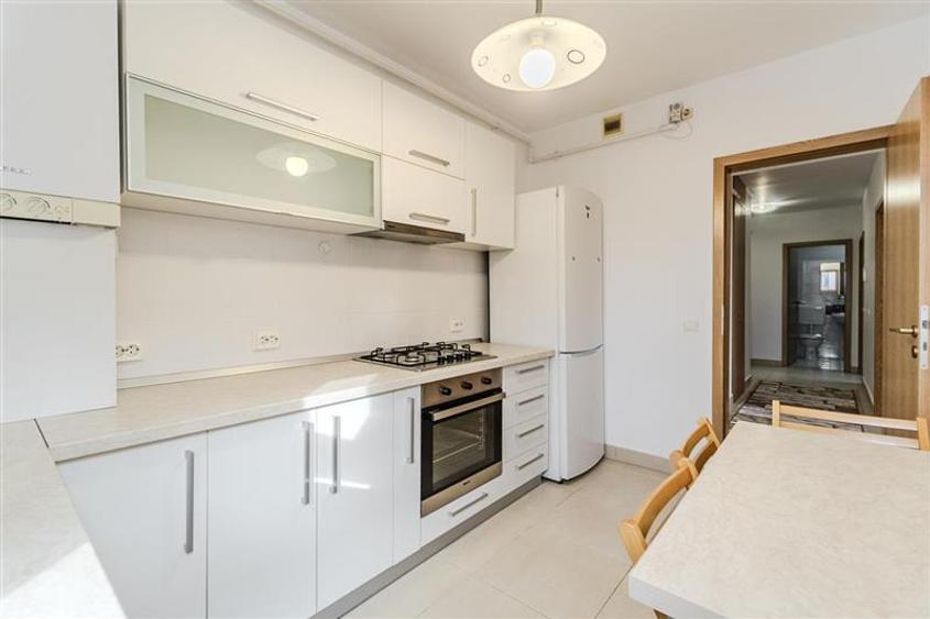 Apartament 3 camere,2 bai, decomandat, accesorizat, parcare privata,Tractorul, B