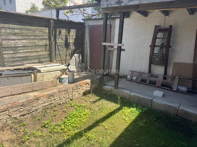 Vând vila P+1, situată în zona Trocadero