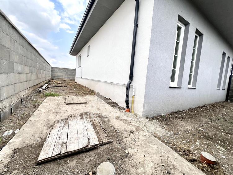 Casa individuala de vanzare pe parter, curte proprie, zona Sanandrei