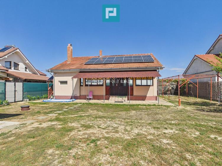 Casă renovată cu curte mare de închiriat în Rontău