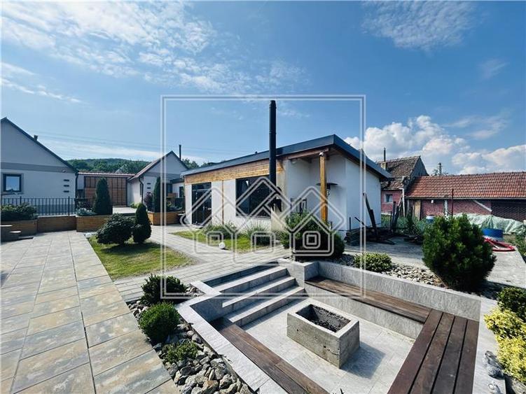 Casa de vacanta cu teren mare, pretabil investitii - Ocna Sibiului
