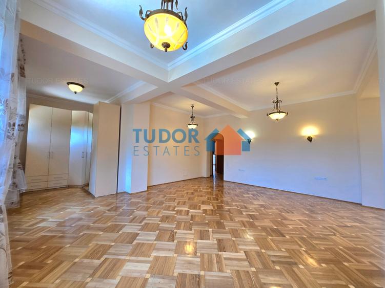 Elegant 10-Bedroom Mansion with Private Pool & Landscaped Garden