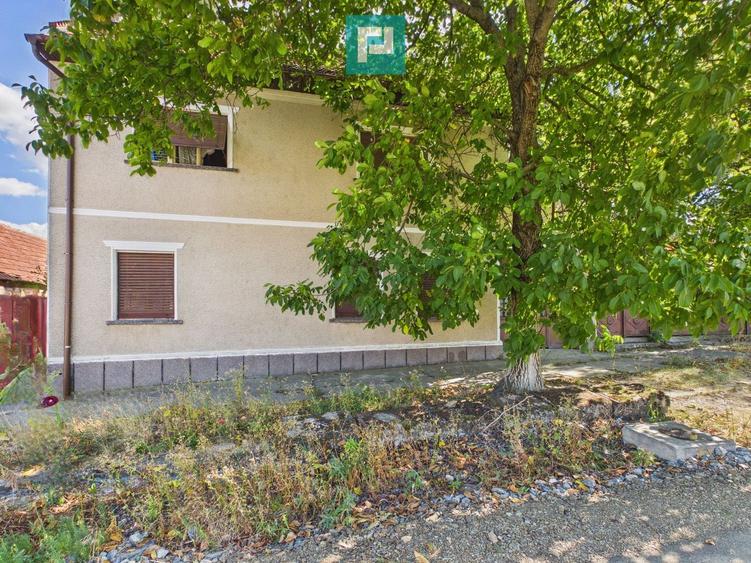 Casă cu etaj, în localitatea Buteni, Arad