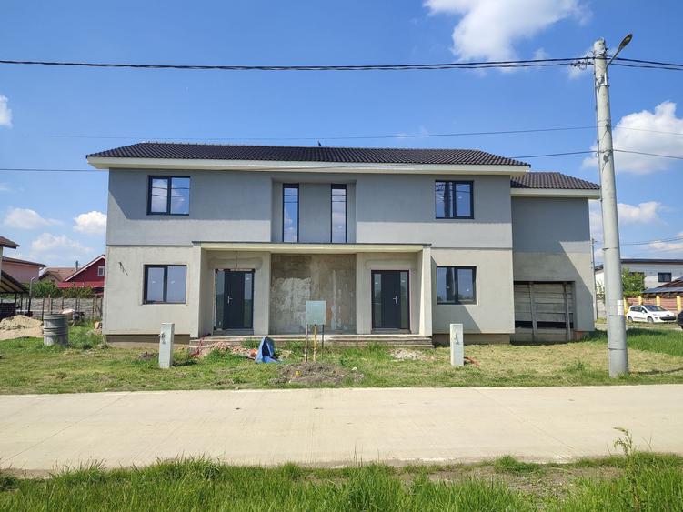 Sanandrei Duplex cu Garaj, Drum Afaltat, Acces rapid.