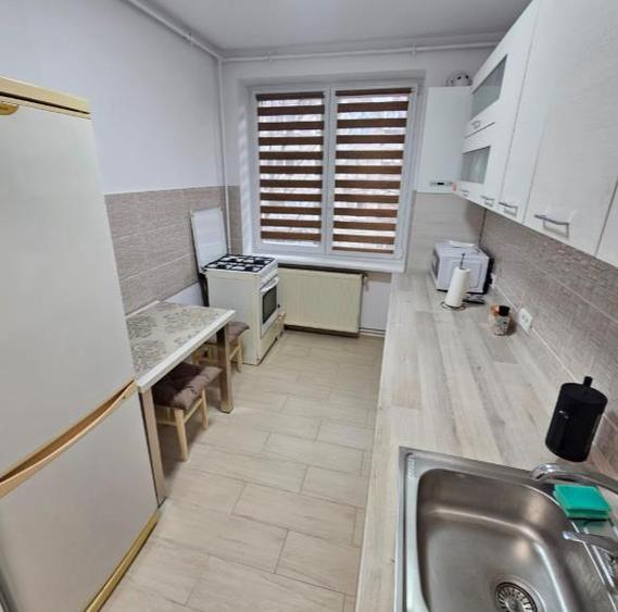 Inchiriere apartament 2 camere etaj intermediar Tractorul- Goga