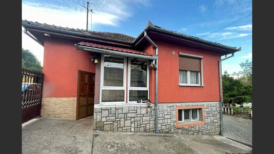 Casa 7 camere, teren 590 mp in Calnic