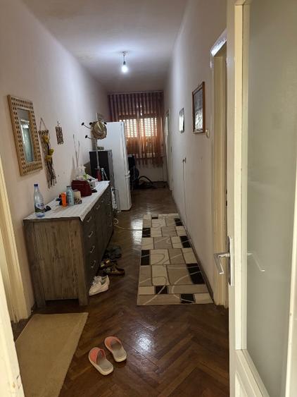 Casă spațioasă și solidă, cu două niveluri, situată într-o zonă liniștită