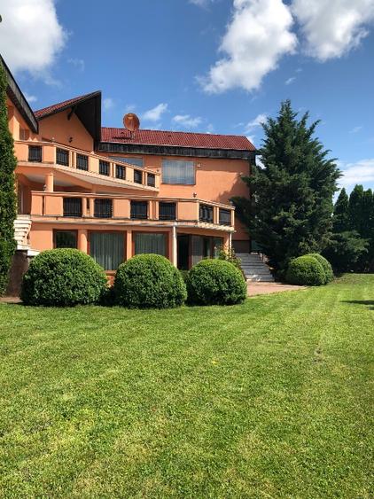Casa vila cu teren de tenis și gradina