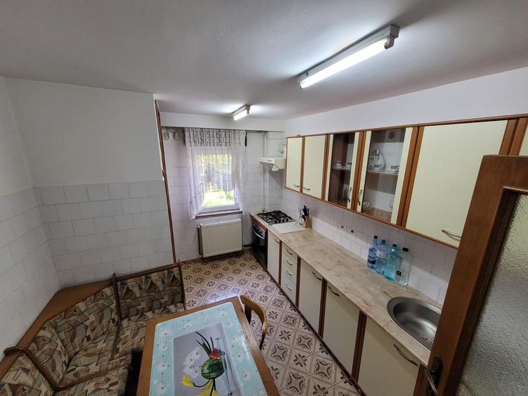 De închiriat apartament cu 4 camere