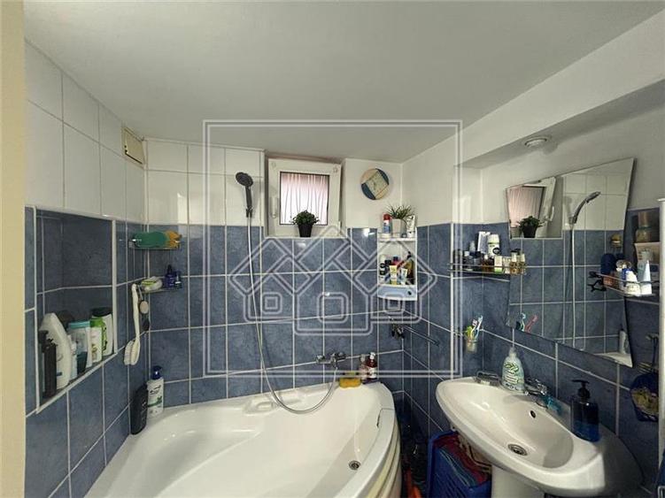 Ap de inchiriat  2 camere - la casa - Zona Lupeni