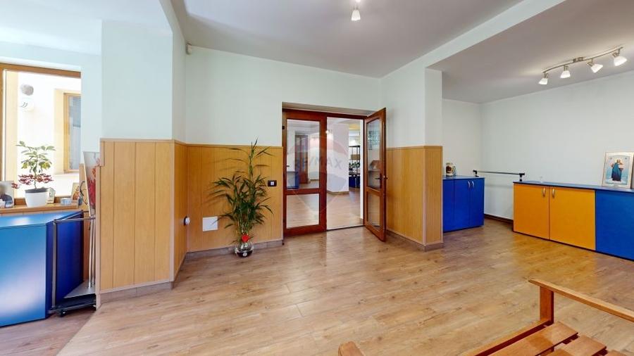 Vand casa plus spatiu comercial zona Centrul Istoric