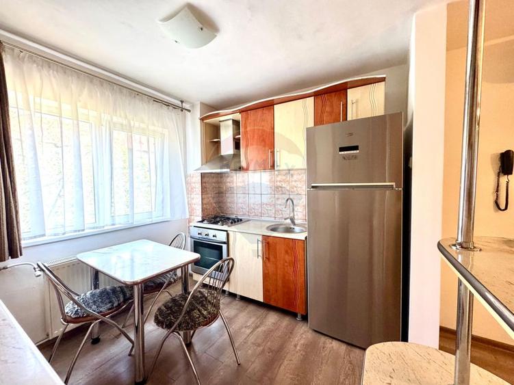 Apartament decomandat cu 3 camere de vânzare, mobilat si utilat, tip V