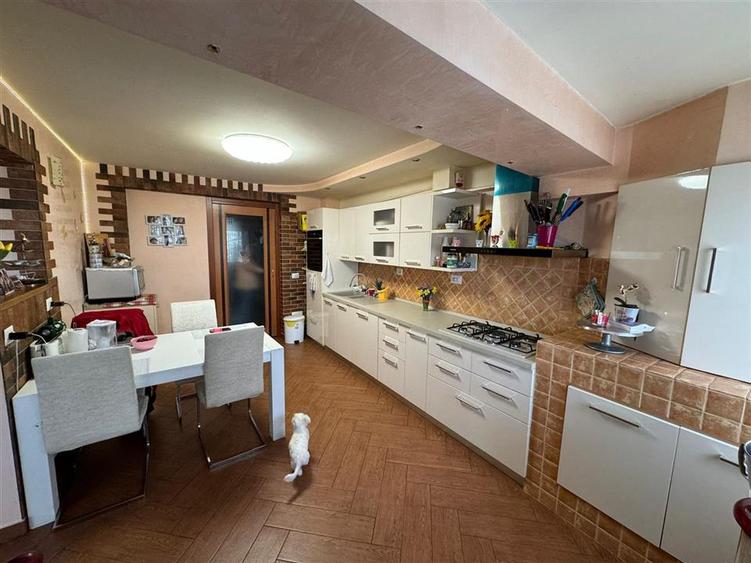 Apartament 3 camere, etaj 2, zona ultracentrala, renovat complet