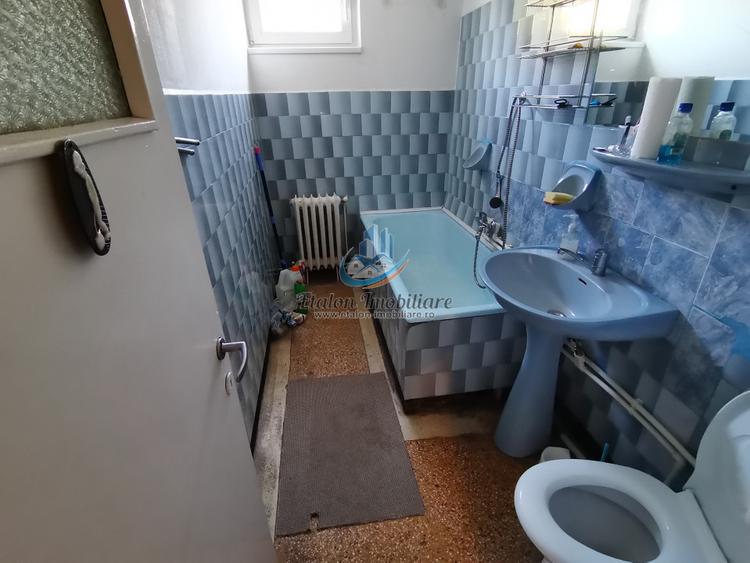 Apartament 3 camere, decomandat, etaj 1, zona centrala