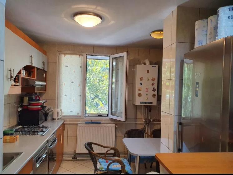 Apartament 3 camere - semidecomandat - Trapezului