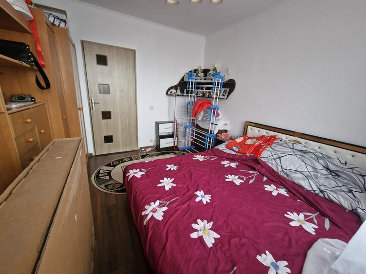 Apartament cu 3 camere decomandat, in zona Podu Ros