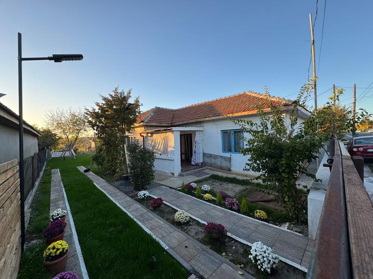 Casă de vânzare în Corbu – deschidere la strada principală!