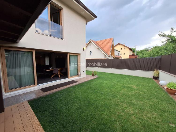 Casă cu finisaje și dotări premium - 12