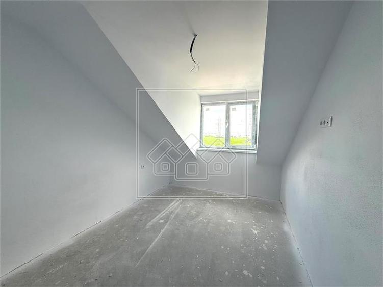 Apartament de vanzare 4 camere etaj 3/3 - 76 mp + 8 balcon- zona Turnisor