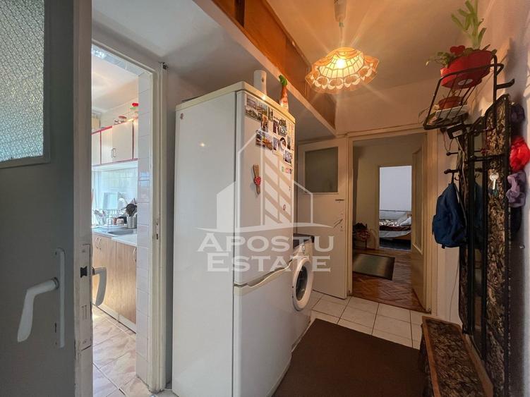 Apartament cu 3 camere, semidecomandat, etajul 2, zona Dambovita
