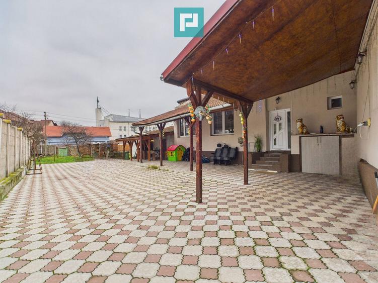 Două case, curte mare, lângă Castelul Corvinilor