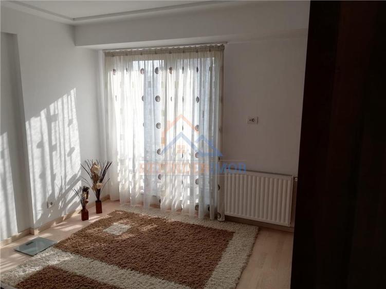 Apartament de vanzare cu 3 camere, zona Decebal