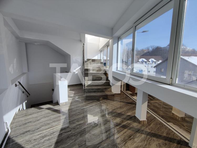 Spatiu comercial cu vitrina pe 3 niveluri cu suprafata utila de 915mp
