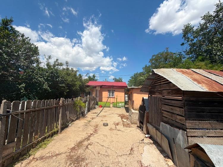 🏡 Casă bătrânească + teren generos de 4.680 mp – de vânzare