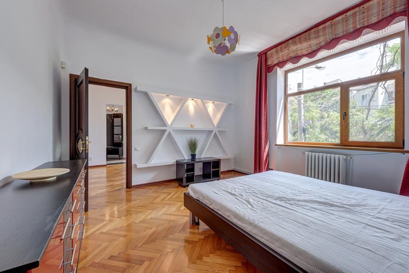 Apartament 4 camere si mansarda in vila, Calarasilor Traian