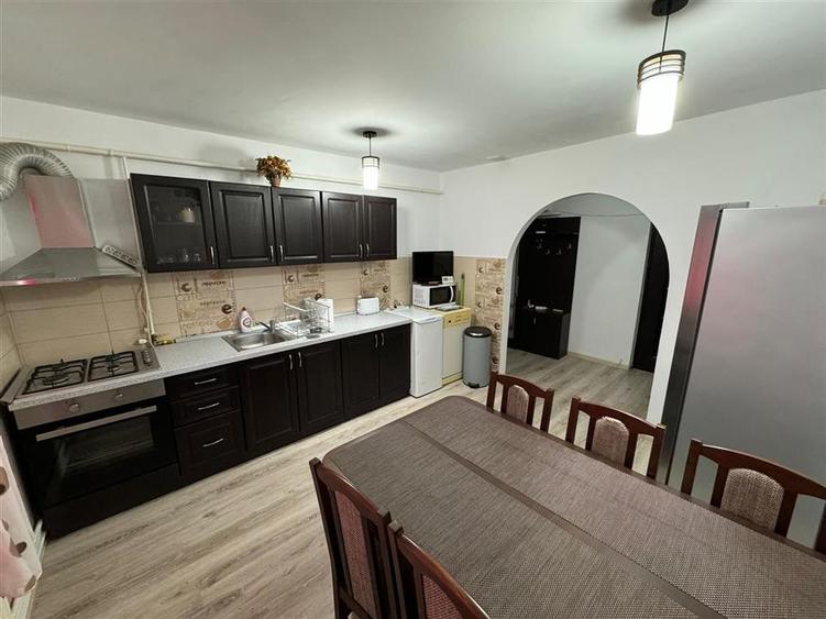 Apartament 4 camere, etaj 3 cu acoperis, nemobilat