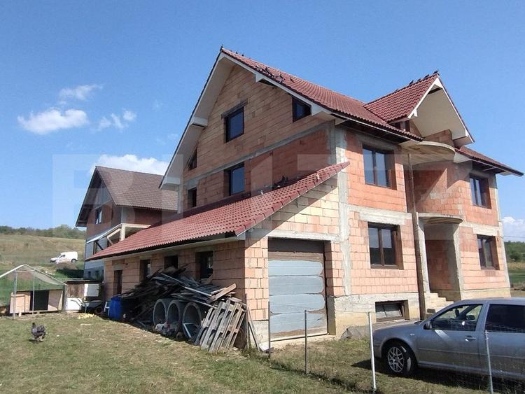 Casa la rosu,200mp,2 nivele,500 mp teren imprejmuit,zona Sigmir