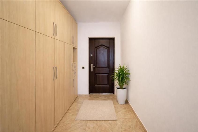 Premium Clasa A, 75mp, luminos, mobilat, echipat, ca nou, panorama, Tractorul, B