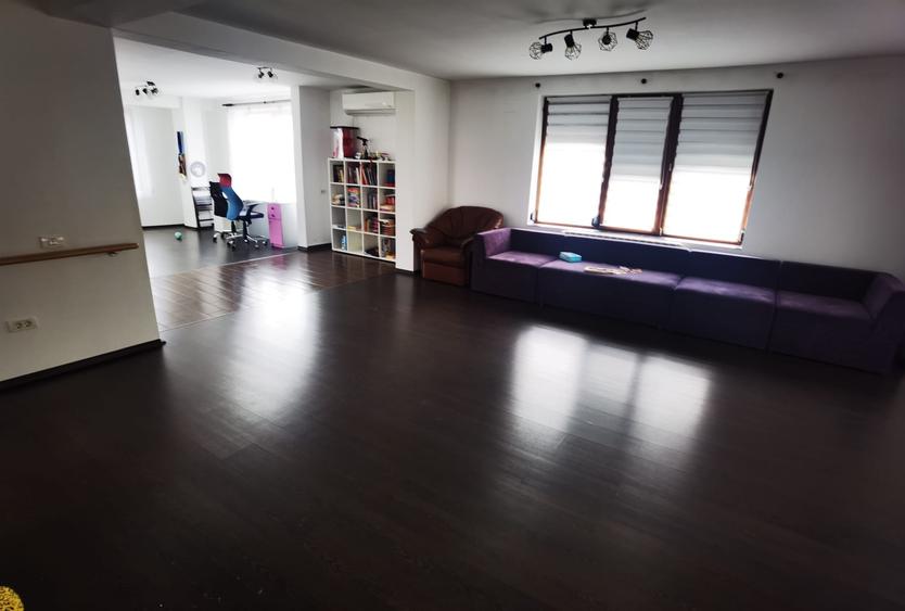 Navodari(Centru)- Casa D+P+2+T, construcție solidă, disponibila imediat