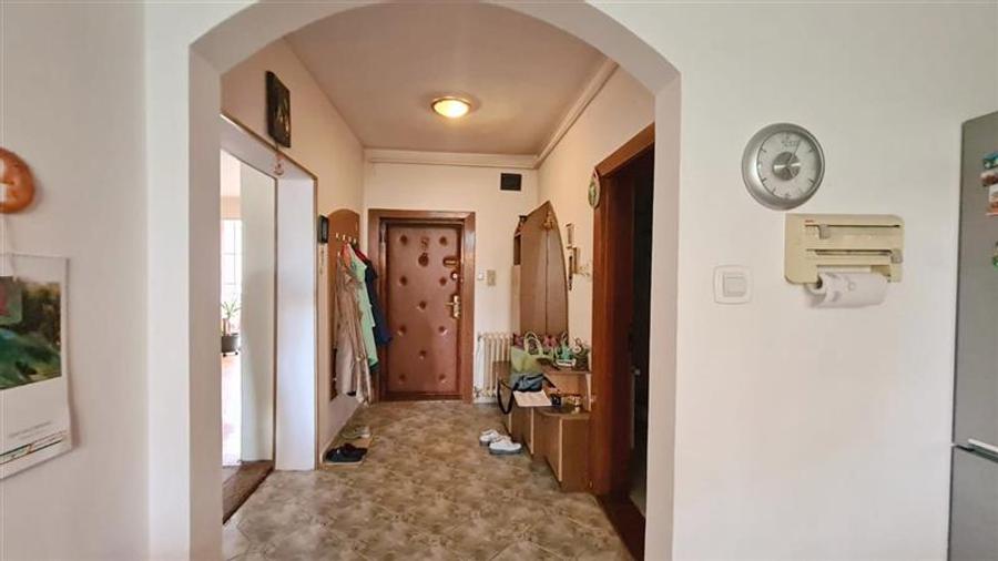 Apartament in asociatie, renovat, 6 cam 2 nivele cu garaj Elisabetin