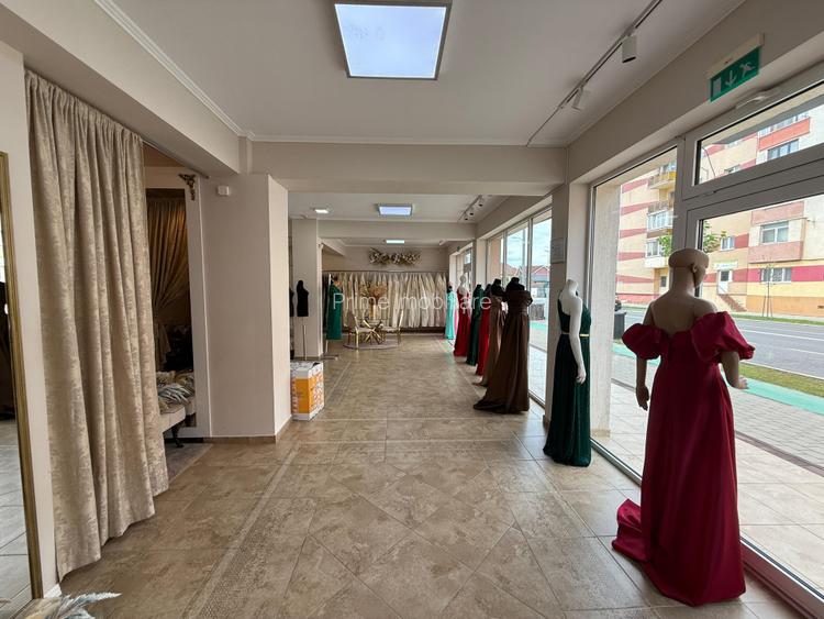 Spațiu comercial de închiriat – Zona Cetate, vitrină 12 m, 60 mp utili. - 2