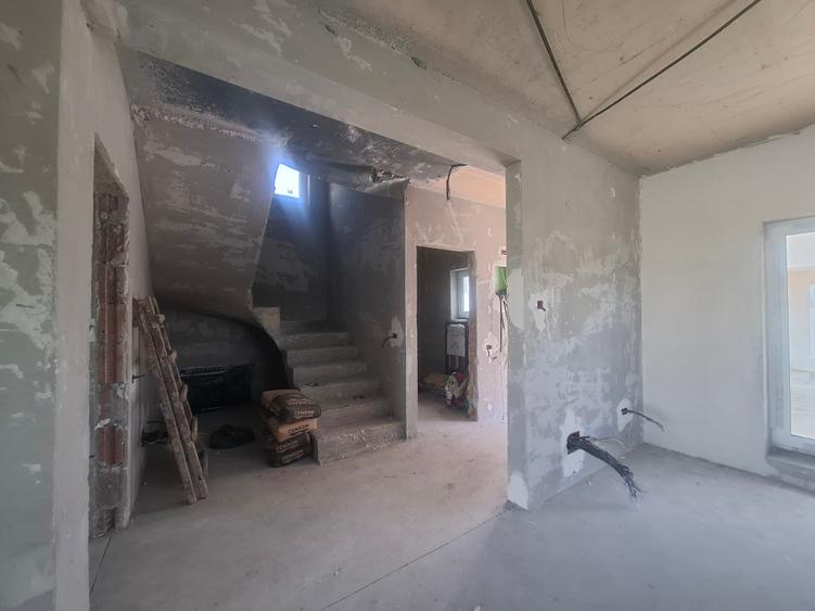 ​Vilă Individuală P+1E+Mansardă | Construcție Solidă, Toate Utilitățile