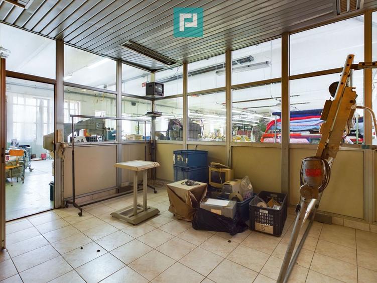 Spațiu industrial cu platformă betonată și teren