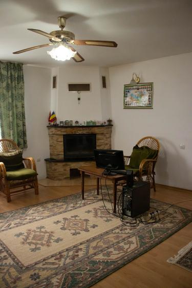 Casă de vânzare cu 3 camere cu curte generoasă