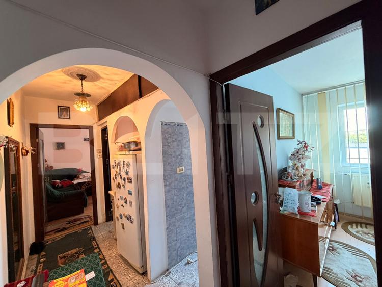 Apartament de 3 camere, semideocomandat, zona Cornitoiu