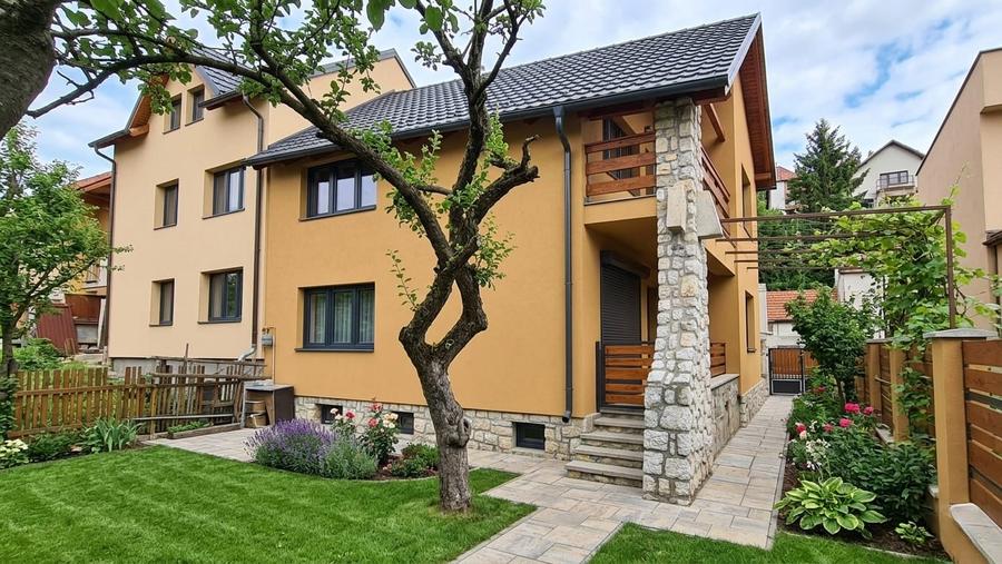 Casa Tip Vila - cu garaj - singur curte - Centru Istoric