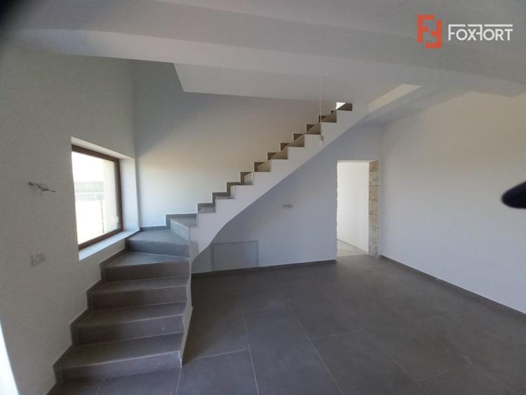 Duplex cu 4 camere, teren individual de 259 mp si terasa de 20 mp, in Plopi